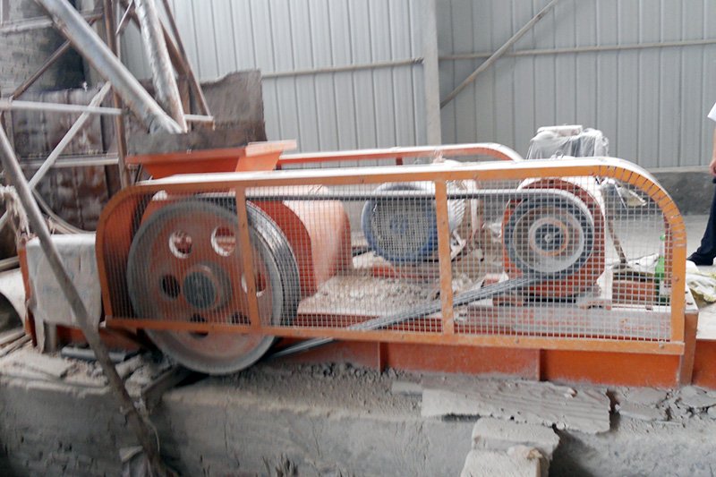 對輥破碎機粉碎石頭現場圖 對輥破碎機粉碎石頭現場圖