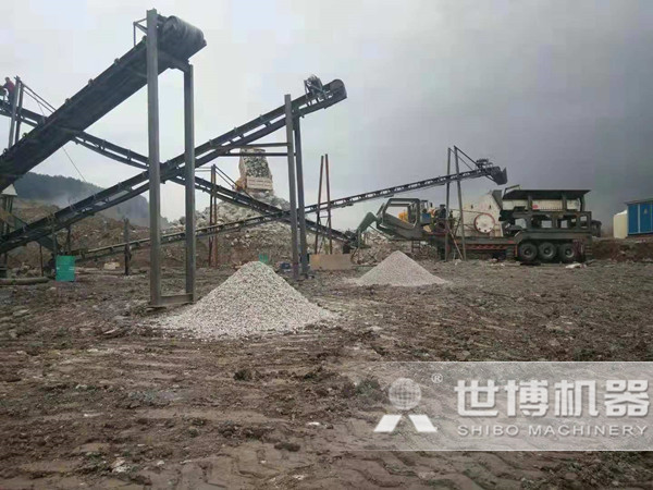 移動式建筑垃圾破碎機現場 移動式建筑垃圾破碎機現場