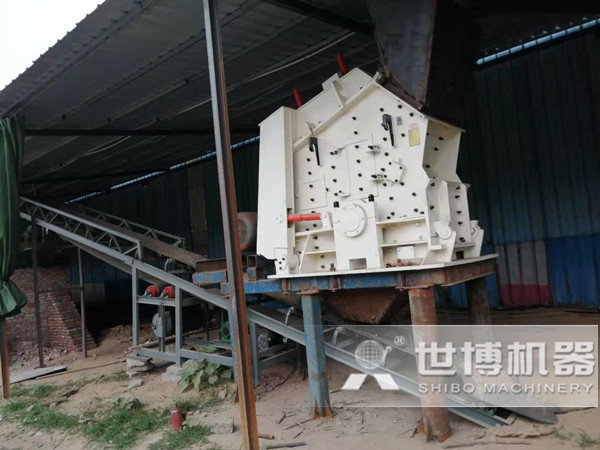 沖擊破碎原理的反擊式破碎機現場 沖擊破碎原理的反擊式破碎機現場
