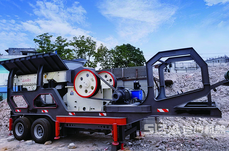 圖為顎式移動破碎機現場 圖為顎式移動破碎機現場