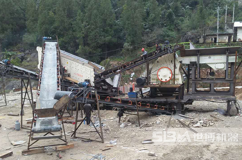 環(huán)錘式移動破碎機現(xiàn)場圖 環(huán)錘式移動破碎機現(xiàn)場圖