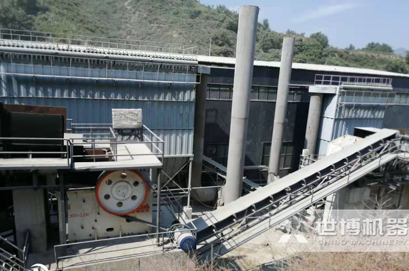 大型碎石機(jī)設(shè)備現(xiàn)場圖 大型碎石機(jī)設(shè)備現(xiàn)場圖