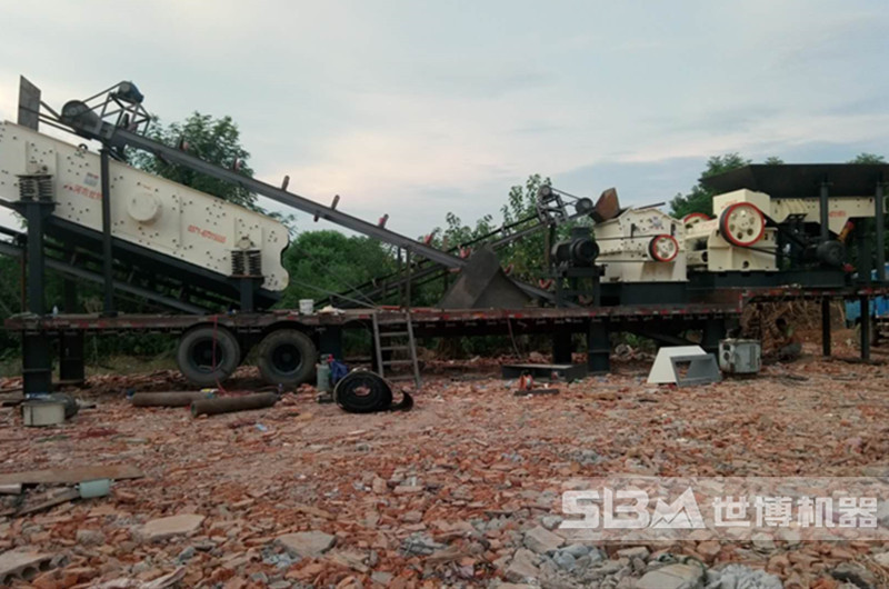 建筑工地小型磚渣粉碎機(jī)現(xiàn)場(chǎng) 建筑工地小型磚渣粉碎機(jī)現(xiàn)場(chǎng)