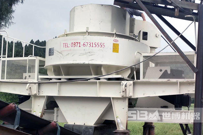 沖擊式破碎機(jī)作業(yè)現(xiàn)場(chǎng) 沖擊式破碎機(jī)作業(yè)現(xiàn)場(chǎng)