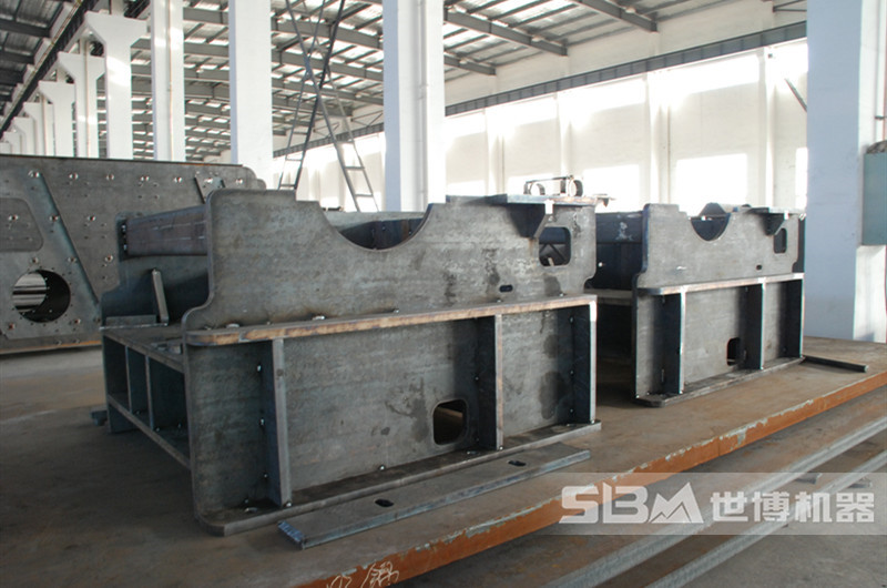 鄂式破碎機(jī)焊接車間 鄂式破碎機(jī)焊接車間