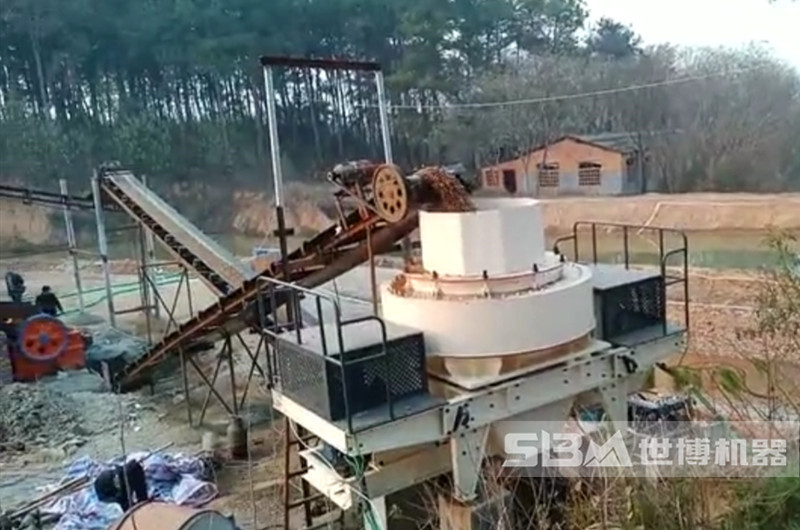 河卵石制砂現(xiàn)場 河卵石制砂現(xiàn)場