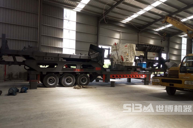 移動(dòng)250大口反擊破碎機(jī)正在安裝 移動(dòng)250大口反擊破碎機(jī)正在安裝