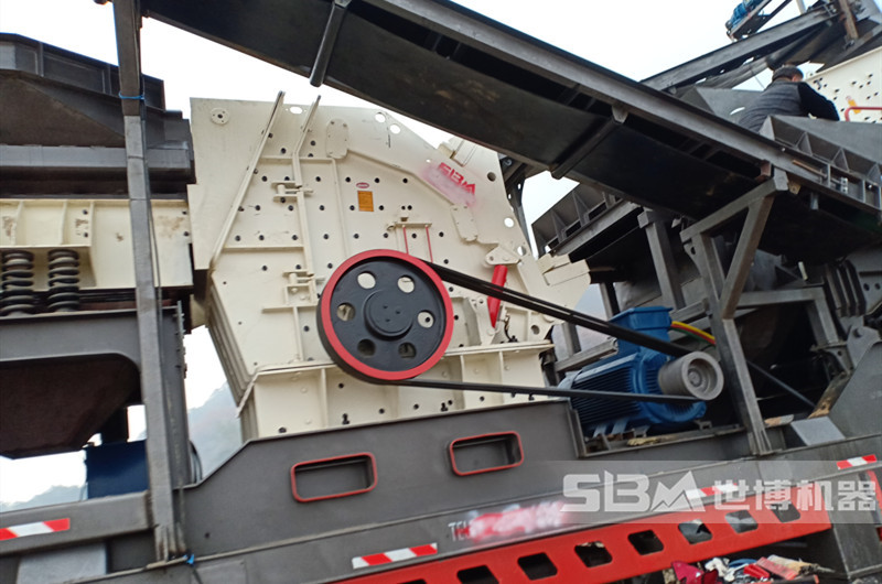 移動(dòng)250大口反擊破碎機(jī)現(xiàn)場圖 移動(dòng)250大口反擊破碎機(jī)現(xiàn)場圖