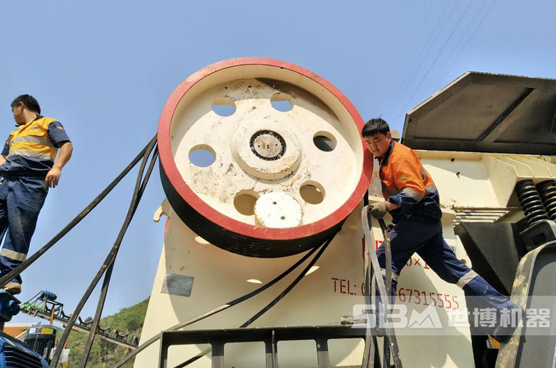 大型顎式破碎機安裝現場 大型顎式破碎機安裝現場