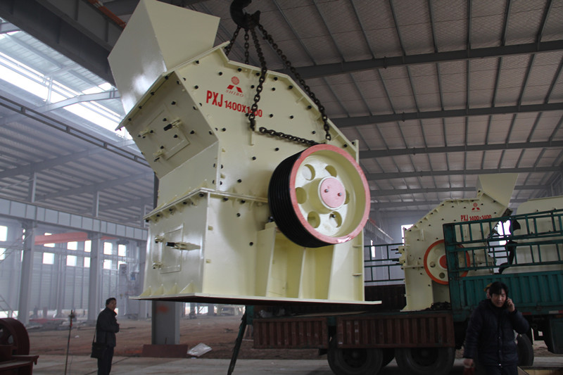 1414型號(hào)高細(xì)破碎機(jī)吊裝發(fā)貨 1414型號(hào)高細(xì)破碎機(jī)吊裝發(fā)貨