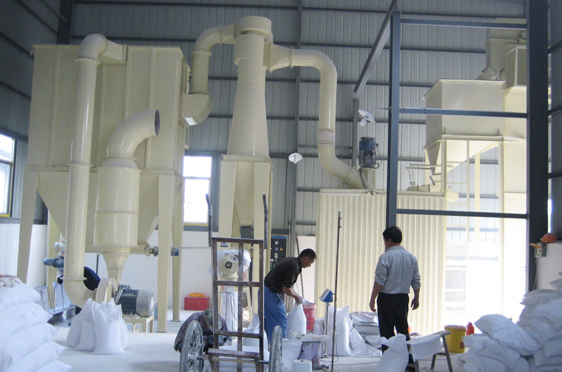 雷蒙機粉碎鈦白粉現場 雷蒙機粉碎鈦白粉現場