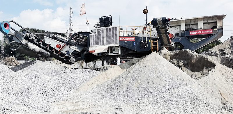 移動式柴油發動機破碎機現場 移動式柴油發動機破碎機現場