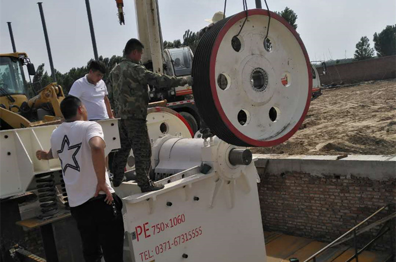 山東大型顎式石頭破碎機安裝現場 山東大型顎式石頭破碎機安裝現場