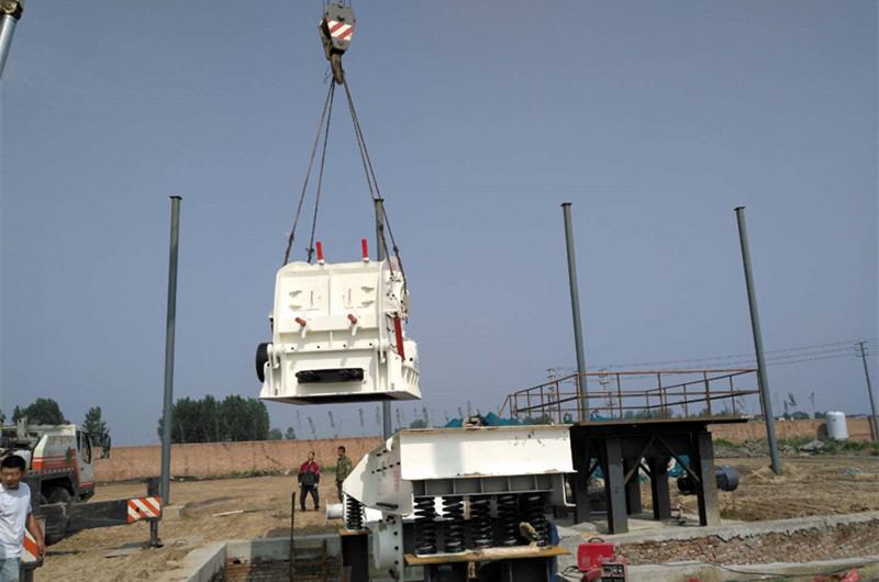 大型反擊式石頭破碎機吊裝現場 大型反擊式石頭破碎機吊裝現場