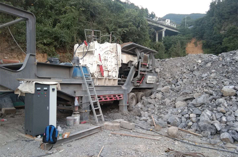 移動石頭破碎機現場圖 移動石頭破碎機現場圖