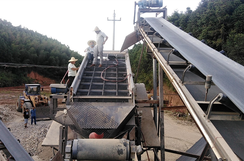 粗料振動篩安裝現場 粗料振動篩安裝現場