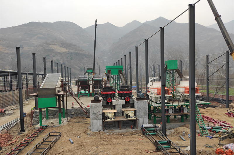 圓錐破碎機、制砂機、振動篩安裝現場 圓錐破碎機、制砂機、振動篩安裝現場