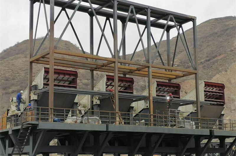 大型礦山礦石振動(dòng)篩現(xiàn)場(chǎng),多臺(tái)并排生產(chǎn) 大型礦山礦石振動(dòng)篩現(xiàn)場(chǎng),多臺(tái)并排生產(chǎn)