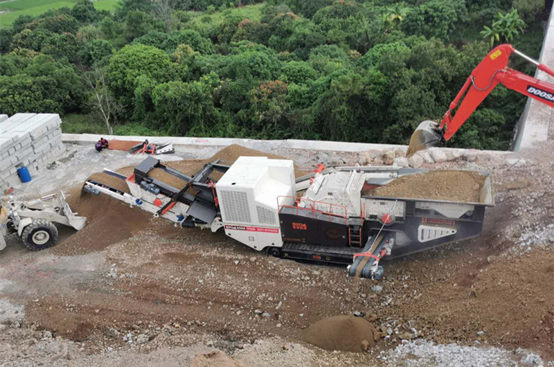 履帶柴油機(jī)破碎機(jī)現(xiàn)場圖 履帶柴油機(jī)破碎機(jī)現(xiàn)場圖