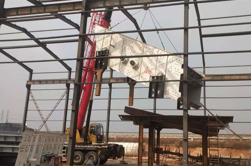 平頂山客戶工地現場振動篩吊裝 平頂山客戶工地現場振動篩吊裝