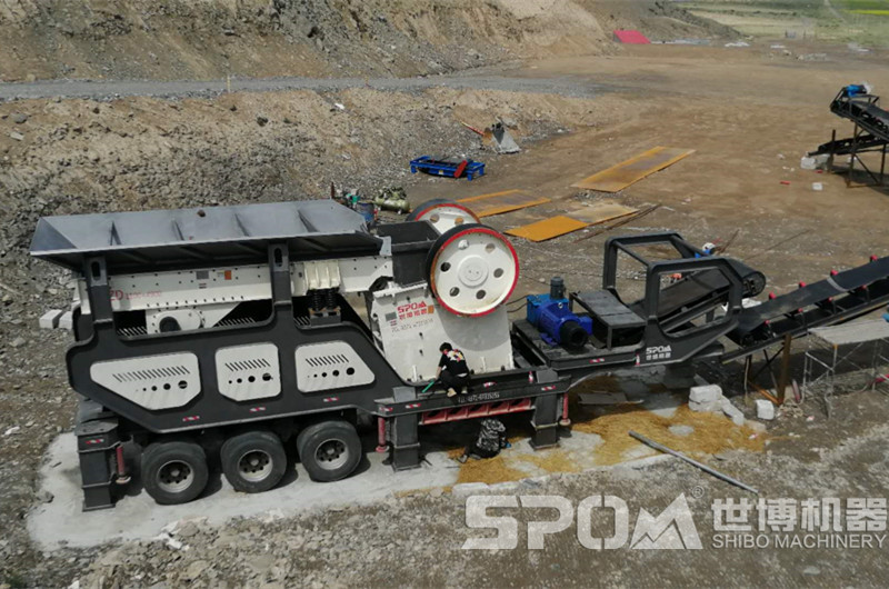 輪胎顎破移動(dòng)破碎車安裝現(xiàn)場(chǎng) 輪胎顎破移動(dòng)破碎車安裝現(xiàn)場(chǎng)