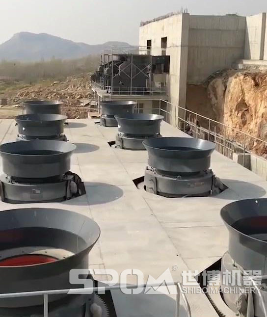 多臺液壓巖石圓錐機，現場圖