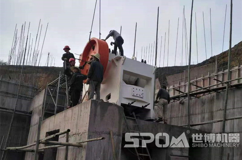 石場大型顎式破碎機安裝現場,需要四五人合力 石場大型顎式破碎機安裝現場,需要四五人合力