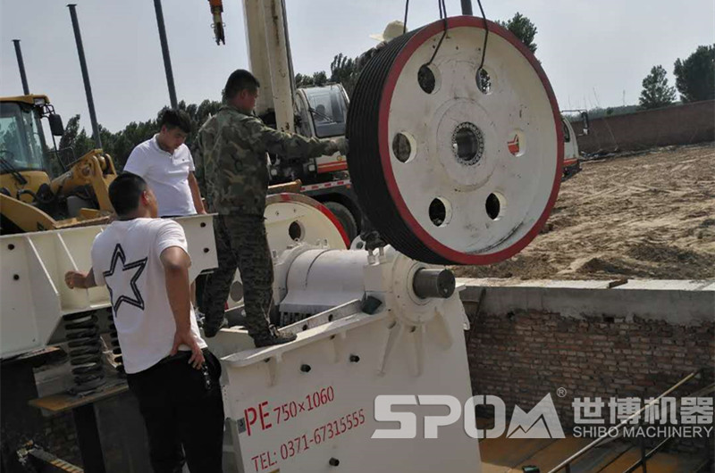 750x1060鄂式破碎機飛輪吊裝現場 750x1060鄂式破碎機飛輪吊裝現場