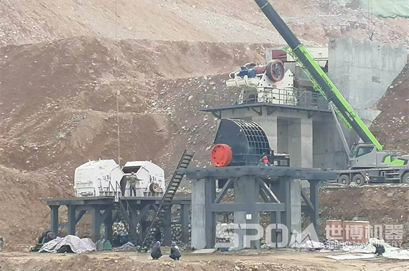 顎破、反擊破、重錘破安裝現(xiàn)場(chǎng),根據(jù)現(xiàn)場(chǎng)地形高低布置 顎破、反擊破、重錘破安裝現(xiàn)場(chǎng),根據(jù)現(xiàn)場(chǎng)地形高低布置