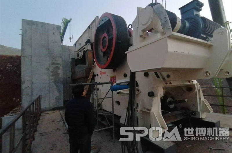 JC歐版粗碎鄂式破碎機安裝現(xiàn)場圖 JC歐版粗碎鄂式破碎機安裝現(xiàn)場圖