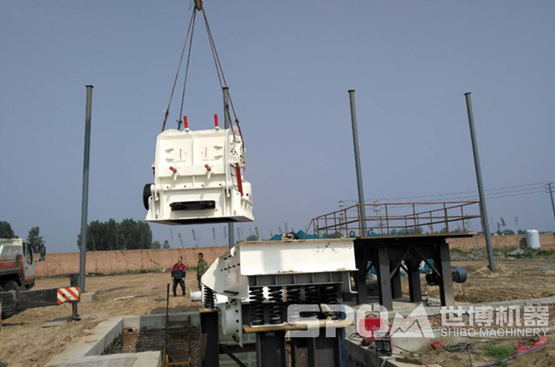 反擊式破碎機吊裝現場 反擊式破碎機吊裝現場