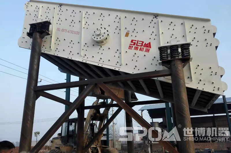 振動篩安裝在鋼架基礎上 振動篩安裝在鋼架基礎上