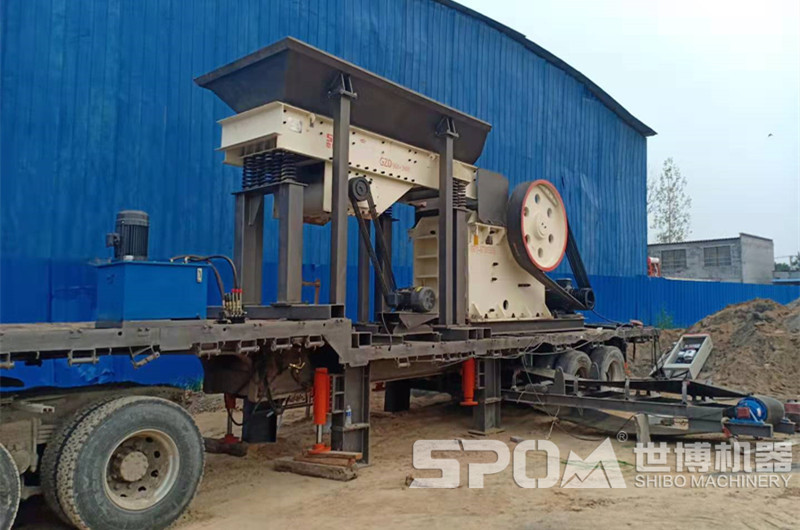 廢舊平板貨車改裝的移動顎破破碎機 廢舊平板貨車改裝的移動顎破破碎機