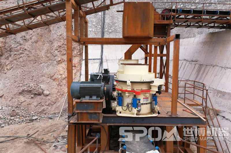 圓錐破碎機(jī)，在玄武巖制砂生產(chǎn)線中負(fù)責(zé)細(xì)碎