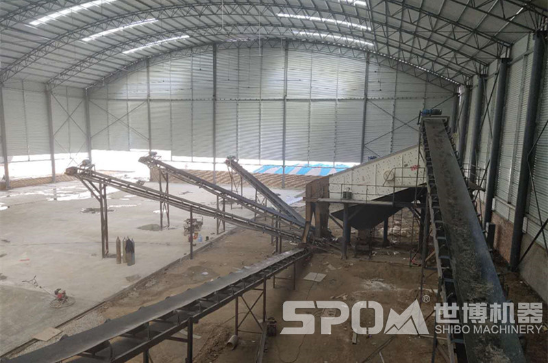 砂石振動篩安裝有一定傾角,連接皮帶機 砂石振動篩安裝有一定傾角,連接皮帶機