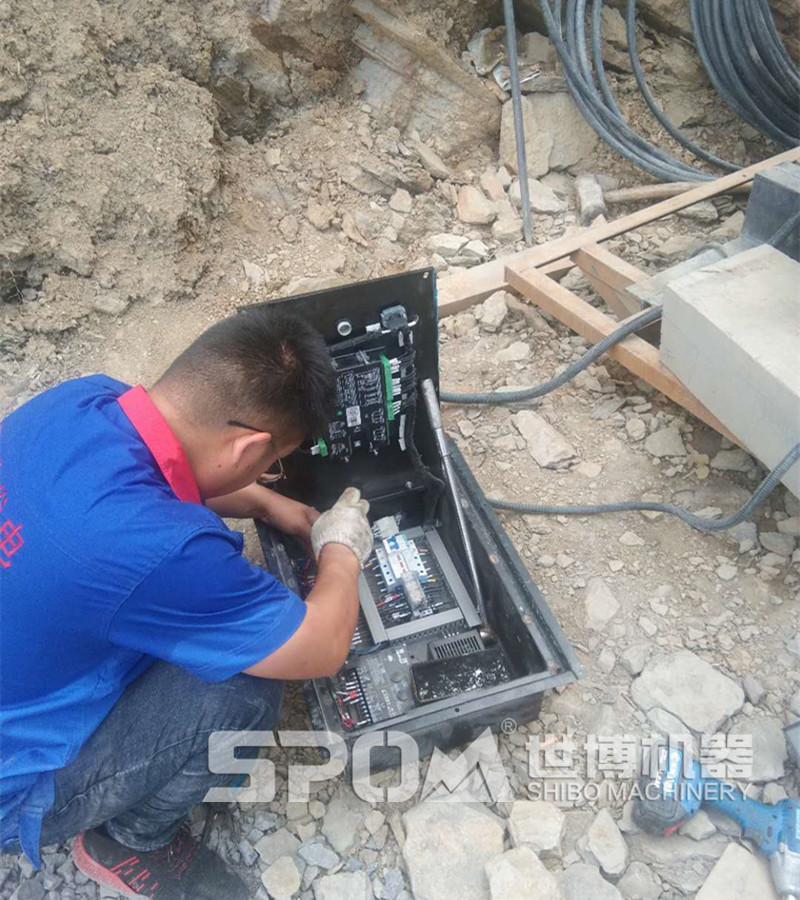 移動破碎機安裝工地工人 移動破碎機安裝工地工人