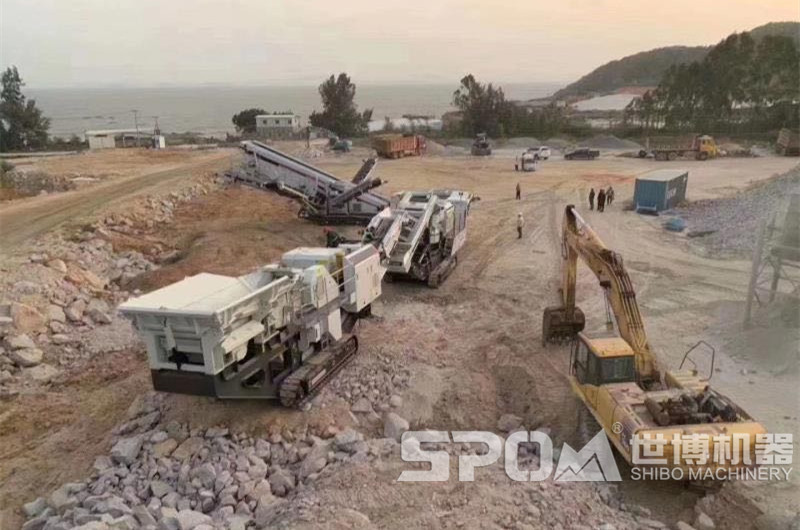 履帶移動破碎機破碎礦石現(xiàn)場圖 履帶移動破碎機破碎礦石現(xiàn)場圖