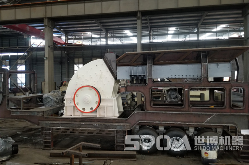 移動(dòng)重錘破碎機(jī)組裝中 移動(dòng)重錘破碎機(jī)組裝中