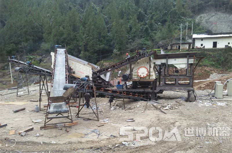 1615型號(hào)移動(dòng)破石機(jī)現(xiàn)場(chǎng)圖 1615型號(hào)移動(dòng)破石機(jī)現(xiàn)場(chǎng)圖