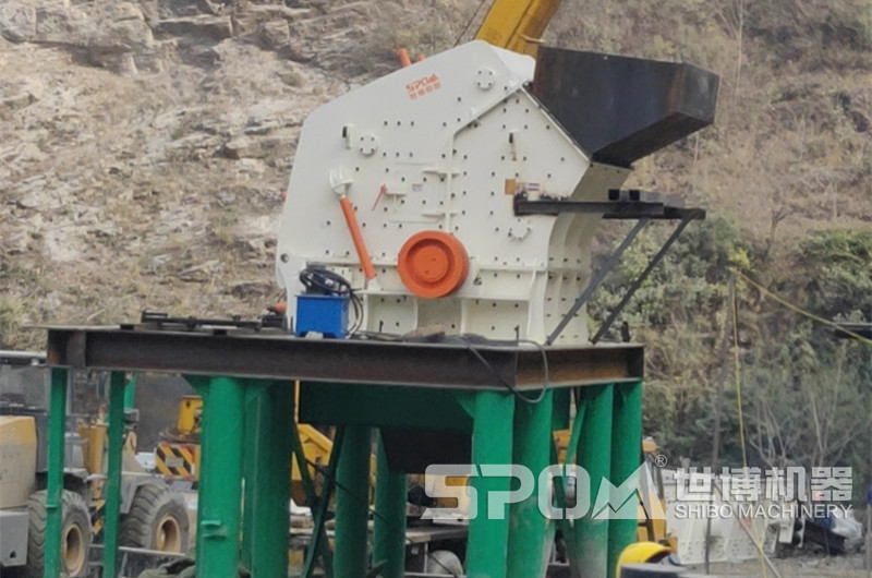 反擊式破碎機(jī)，在玄武巖制砂生產(chǎn)線中負(fù)責(zé)二段破碎