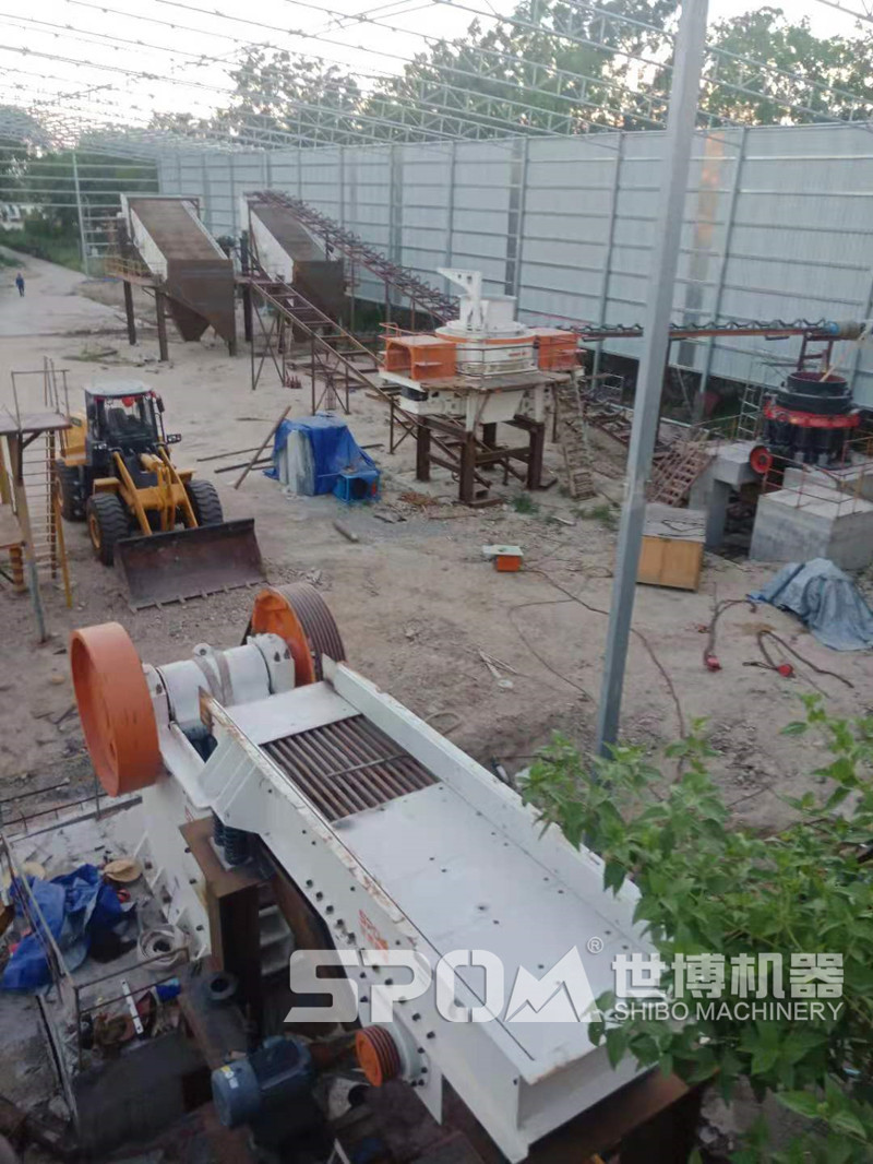 河卵石破碎制砂現場圖 河卵石破碎制砂現場圖