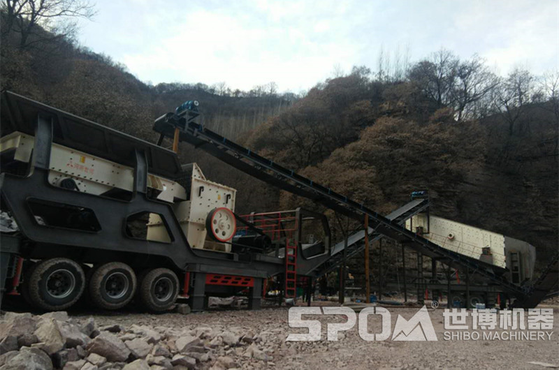移動(dòng)箱式破碎機(jī)現(xiàn)場(chǎng)圖 移動(dòng)箱式破碎機(jī)現(xiàn)場(chǎng)圖