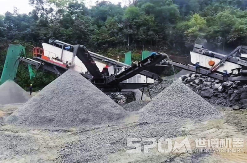 車載式移動破碎站破碎混凝土骨料現場圖 車載式移動破碎站破碎混凝土骨料現場圖