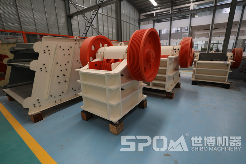 小型柴油碎石機(jī)生產(chǎn)車間 小型柴油碎石機(jī)生產(chǎn)車間