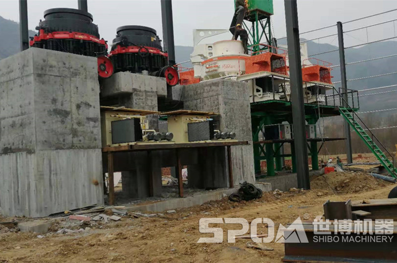 鵝卵石加工現(xiàn)場,圓錐破碎機和制砂機 鵝卵石加工現(xiàn)場,圓錐破碎機和制砂機